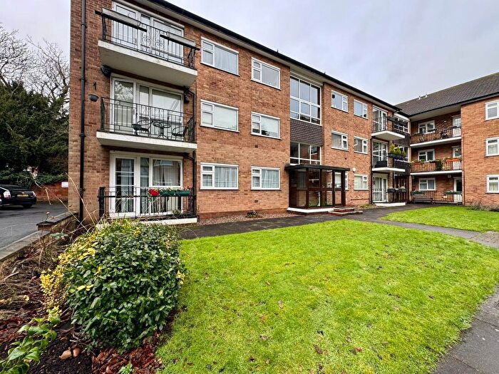 2 Bedroom Flat For Sale In Penns Lane, Sutton Coldfield, West Midlands, B76