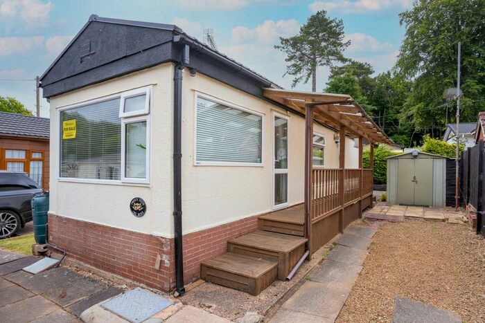 2 Bedroom Mobile/park Home For Sale In Beech Park, Chesham Road, Wigginton, HP23