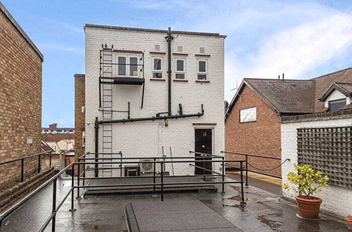 2 Bedroom Flat To Rent In Station Road, Gerrards Cross, SL9