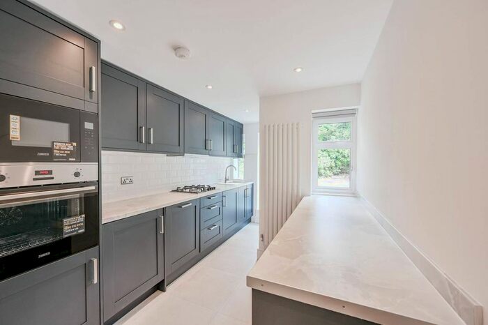 1 Bedroom Flat To Rent In Curwen Road, Shepherd's Bush, London, W12