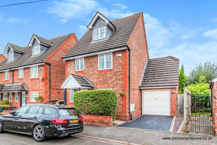 4 Bedroom Link Detached House To Rent In Queen Street, Chertsey, Surrey, KT16