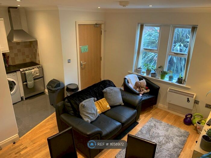 2 Bedroom Flat To Rent In Hillside House, Leeds, LS6