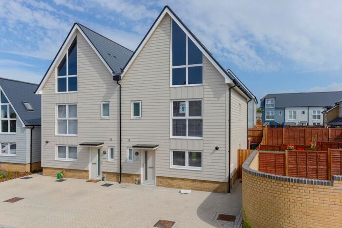 3 Bedroom Semi-Detached House To Rent In Roedean Close, Folkestone, CT19