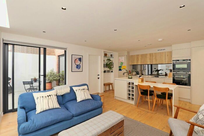 2 Bedroom Flat To Rent In Hillview, London, SW20