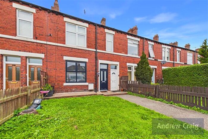 2 Bedroom Flat For Sale In East View, Wideopen, NE13