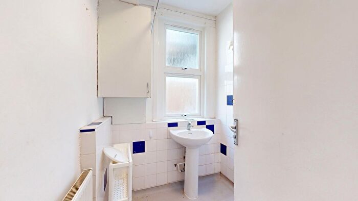 3 Bedroom Block Of Flats For Sale In Isla Road, London, SE18
