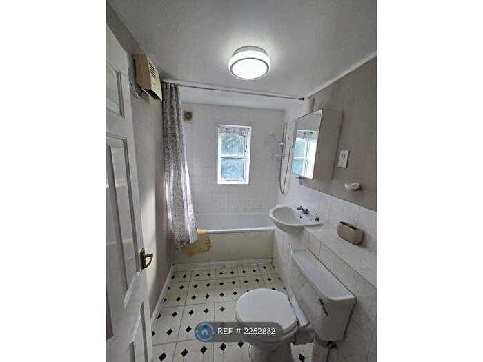 2 Bedroom Flat To Rent In Coalmans Way, Burnham, Slough, SL1