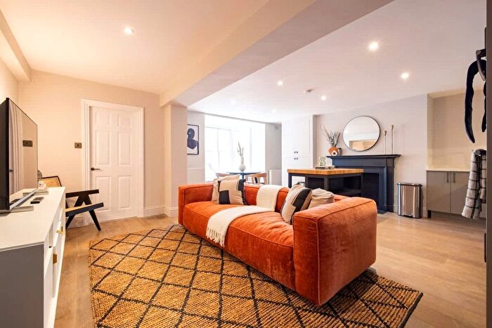 2 Bedroom Flat To Rent In Gloucester Mews, London, W2