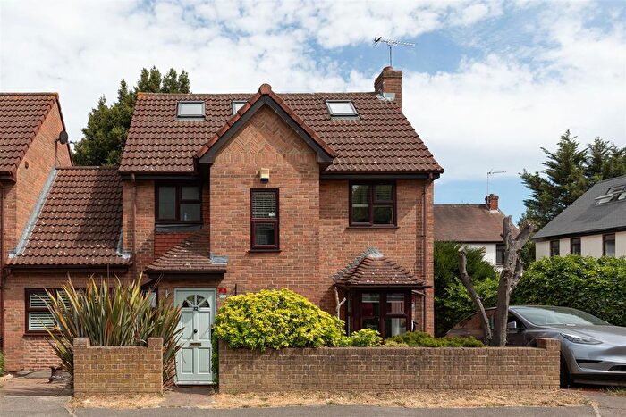 3 Bedroom Property For Sale In Avon Way, South Woodford, E18