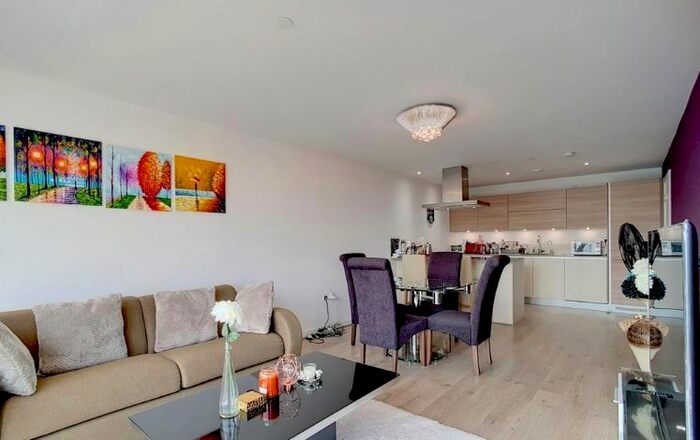 3 Bedroom Flat To Rent In Bromyard Avenue, Acton, London, W3