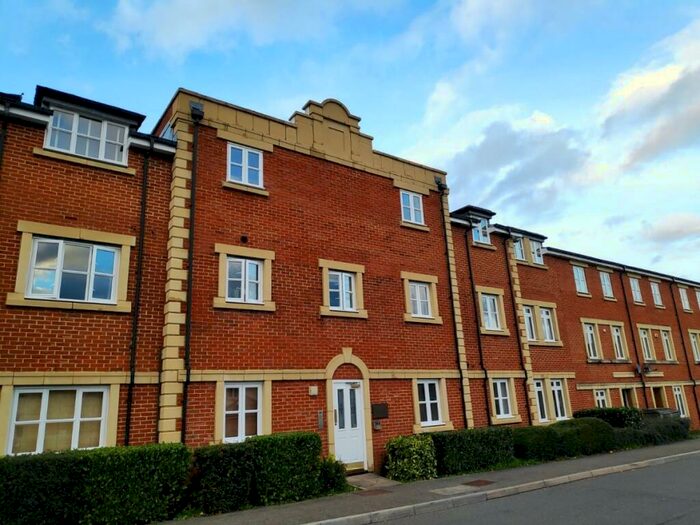 2 Bedroom Apartment To Rent In Royal Earlswood Park, Redhill, RH1