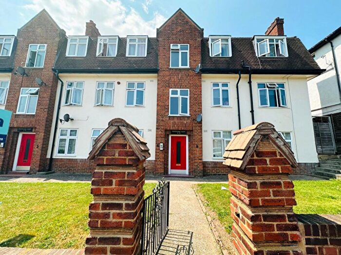 2 Bedroom Flat For Sale In Faversham Road, London, SE6