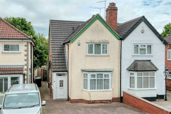 3 Bedroom Semi-Detached House For Sale In Gunner Lane, Rubery, Birmingham, B45