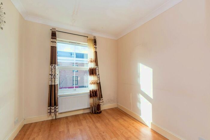 2 Bedroom Flat To Rent In Askew Road, Shepherd's Bush, London, W12