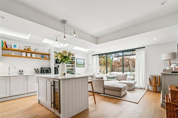 2 Bedroom Apartment For Sale In Ballingdon Road, SW11