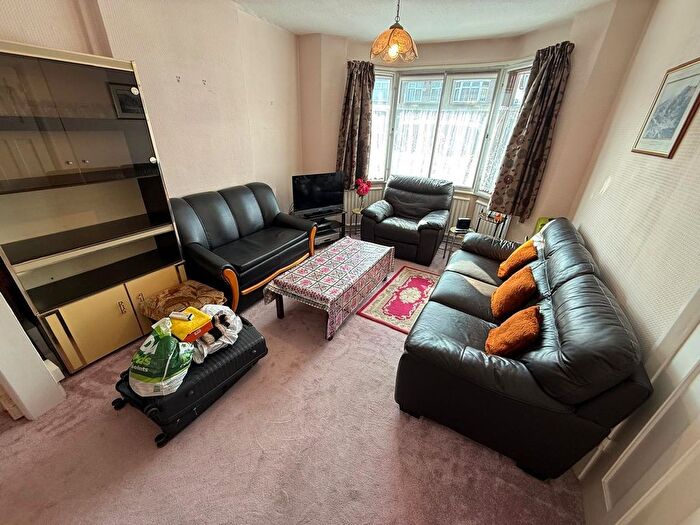 3 Bedroom Semi-Detached House To Rent In Ivanhoe Road, Hounslow, TW4