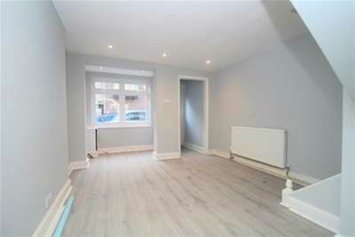 2 Bedroom House To Rent In East Road, Welling, DA16