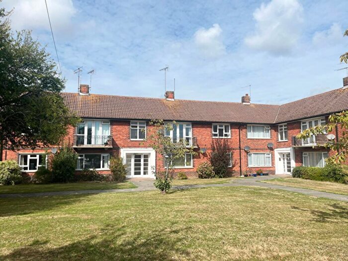 2 Bedroom Flat To Rent In Meadow Way, Littlehampton, BN17