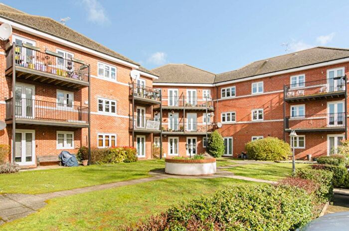 2 Bedroom Flat For Sale In Elm Park Road, Pinner, HA5