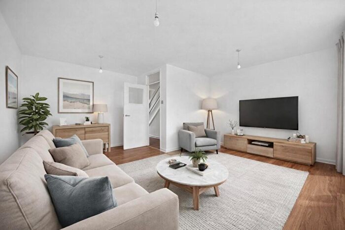 3 Bedroom Apartment For Sale In East End Road, East Finchley, London, N2