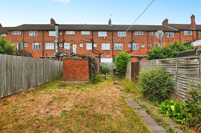 3 Bedroom Maisonette For Sale In East Meadway, Tile Cross, Birmingham, B33
