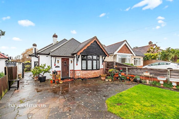 2 Bedroom Detached House For Sale In The Warren, Worcester Park, KT4