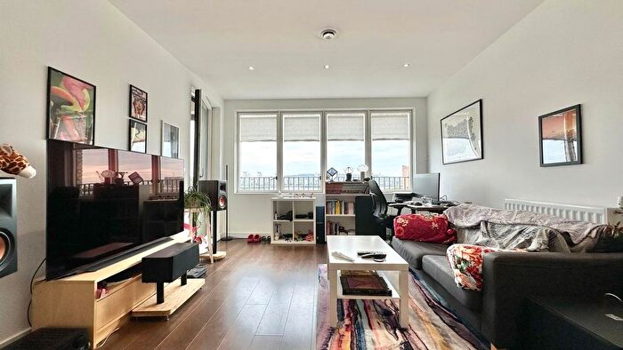 1 Bedroom Flat For Sale In Baillie Apartments, Lockside Way, London, E16