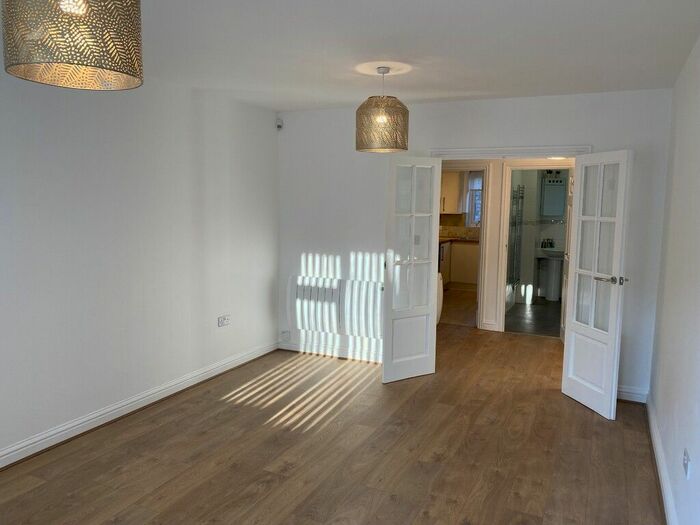 2 Bedroom Flat To Rent In Sefton Court, The Ridgeway, Enfield, EN2
