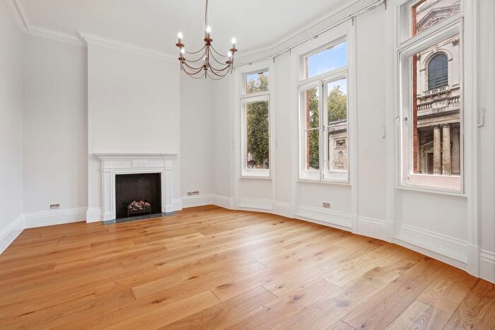 3 Bedroom Flat To Rent In Egerton Gardens, Knightsbridge, SW3