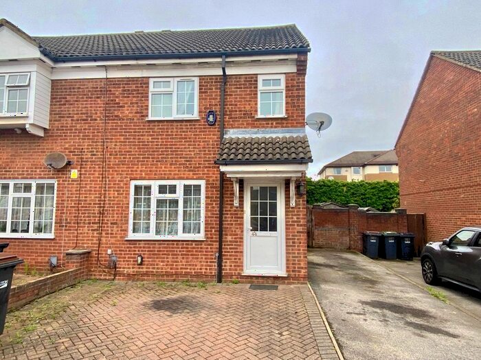 3 Bedroom Semi-Detached House To Rent In Dorrington Close, Luton, LU3
