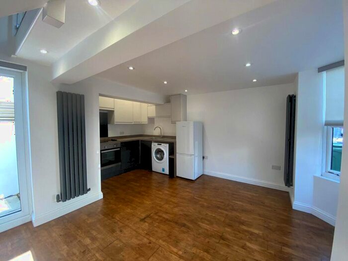 2 Bedroom House To Rent In Roedale Road, Brighton, BN1