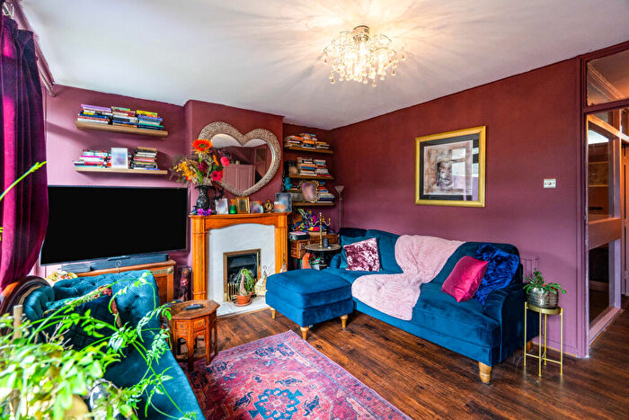 3 Bedroom Flat To Rent In Clevedon Court, Bolingbroke Walk, SW11