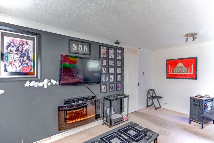 1 Bedroom Flat For Sale In Abberley Close, Church Hill South, Redditch, Worcestershire, B98