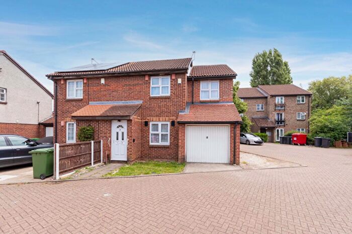 4 Bedroom Semi-Detached House For Sale In Adelaide Close, Slough, SL1