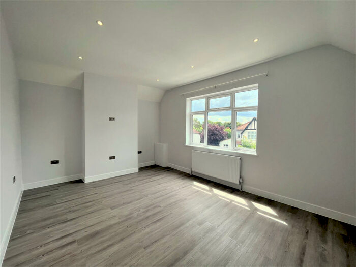 2 Bedroom Flat To Rent In Widmore Road, Bromley, Kent, BR1