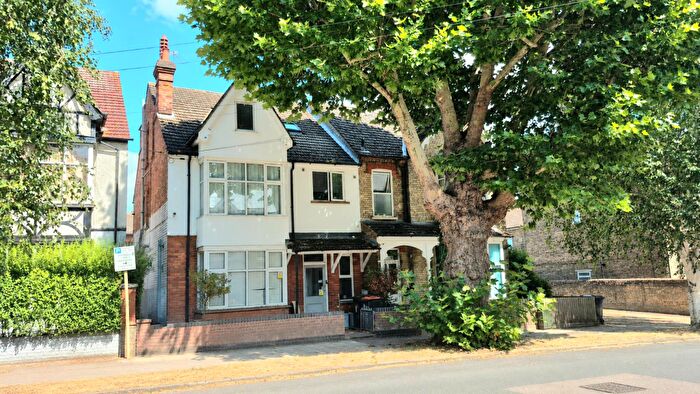 7 Bedroom Semi-Detached House For Sale In Warwick Avenue, Bedford, MK40
