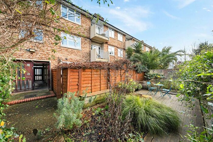 2 Bedroom Flat For Sale In Darville Road, London, N16