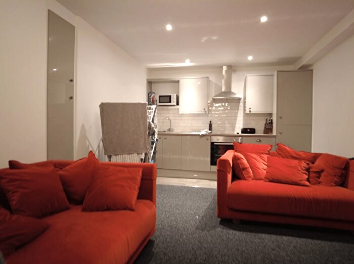 1 Bedroom Flat To Rent In Flat, High Street - Bed, LN5