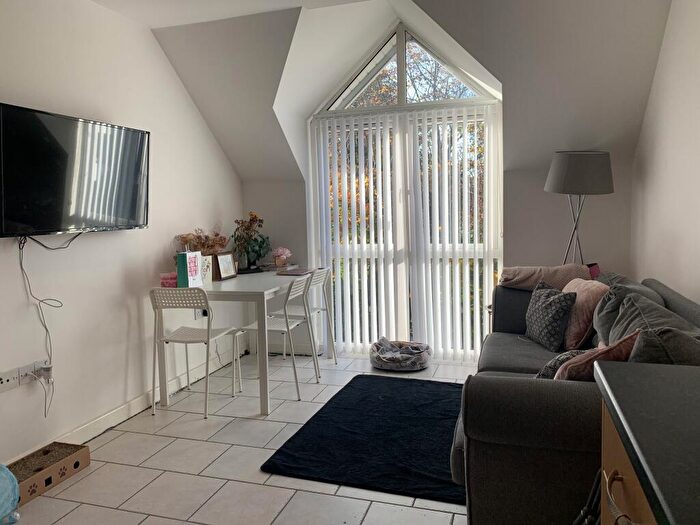 2 Bedroom Flat To Rent In Bed Student Apartment // /, LN1