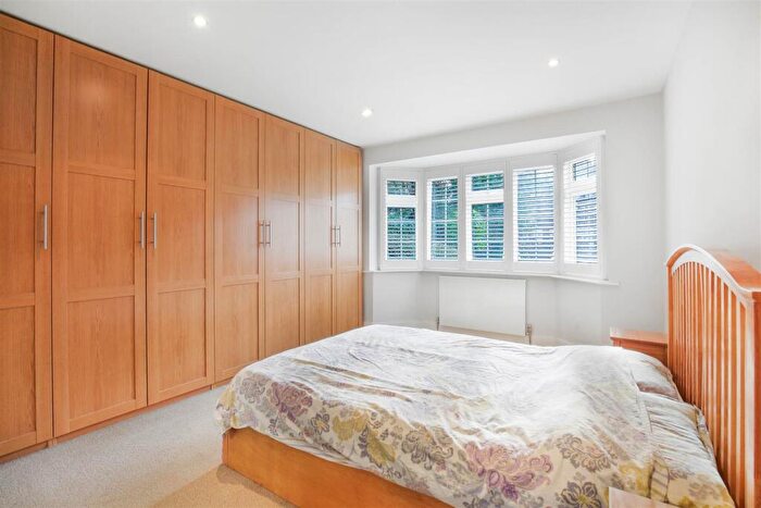 2 Bedroom Flat For Sale In Christchurch Park, Sutton, SM2