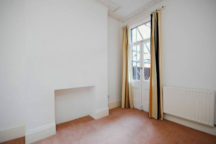 2 Bedroom Flat To Rent In Whellock Road, Chiswick, London, W4