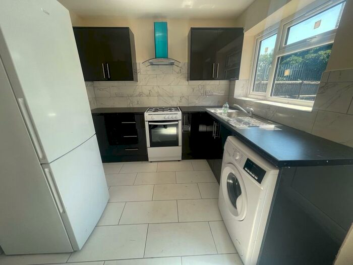 4 Bedroom House To Rent In Bredon Croft, Birmingham, B18