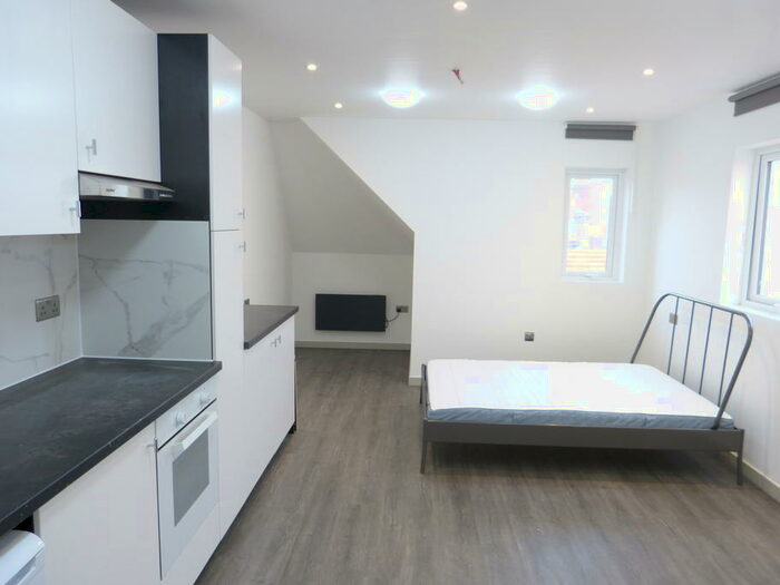 Studio To Rent In Woodstock Road, London, NW11