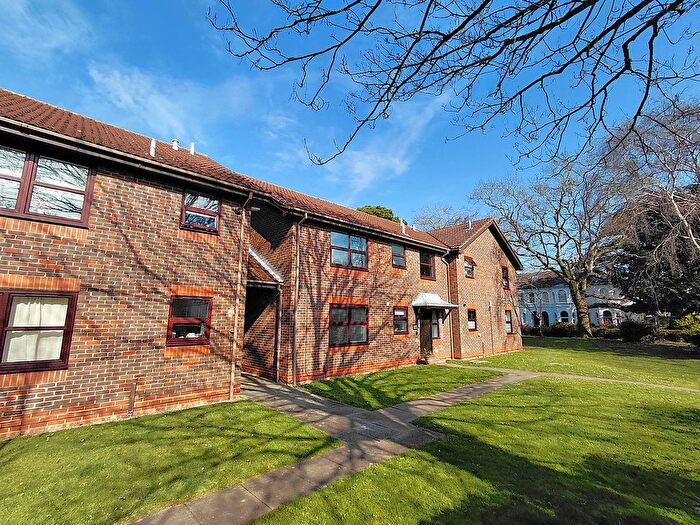 2 Bedroom Flat For Sale In Bulkington Avenue, Worthing, BN14