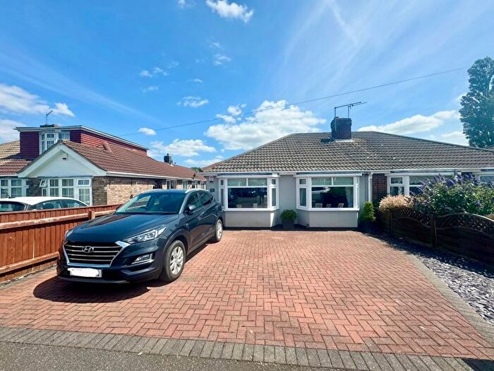 3 Bedroom Semi-Detached Bungalow For Sale In Holton Mount, Holton-Le-Clay, Grimsby, DN36