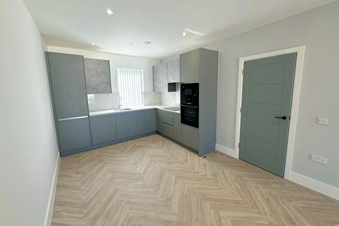 2 Bedroom Flat To Rent In Walton On Thames, Surrey, Kt, KT12