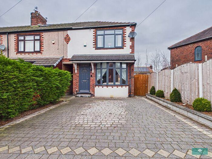 2 Bedroom Terraced House For Sale In Shaw Road, Oldham, OL2
