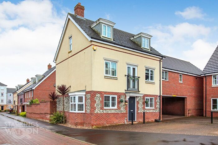 4 Bedroom Link Detached House For Sale In Woodpecker Way, Queens Hill, Norwich, NR8