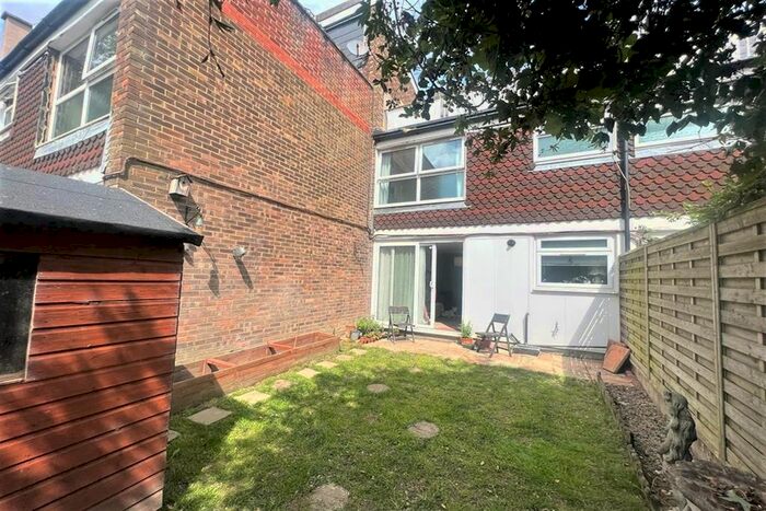 1 Bedroom Flat To Rent In Forest Close, Horsham, West Sussex, RH12