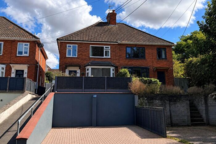 4 Bedroom Semi-Detached House For Sale In Bratton Road, Westbury, BA13